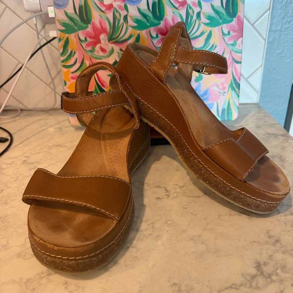 Clarks Women’s 9.5 Brown Leather Wedge Platform Sandals Ankle Strap Comfort